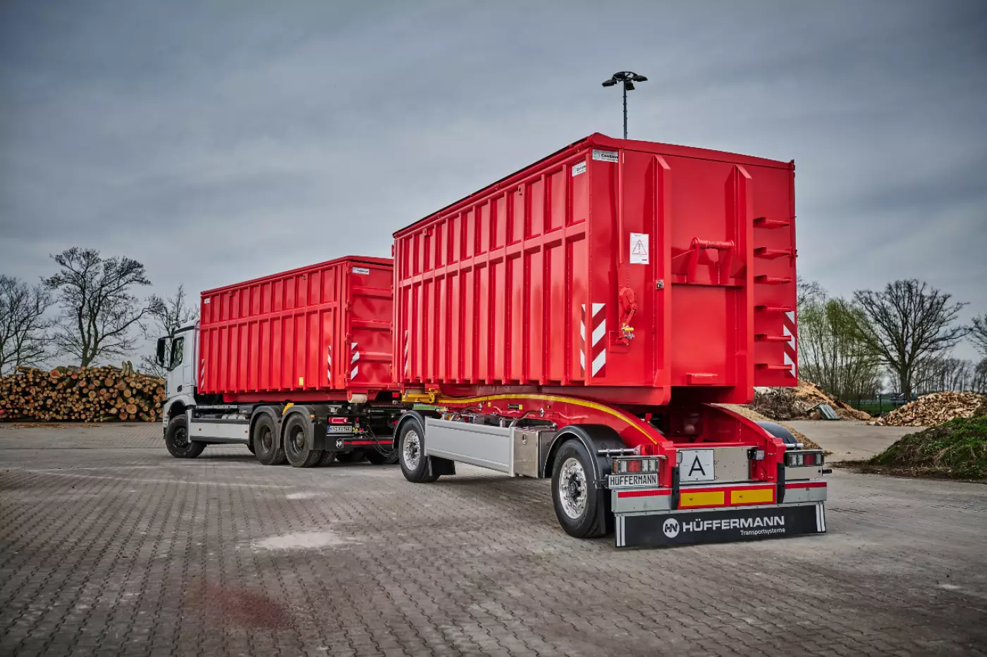 Neue Ausführung des 2-Achs-Schlitten-Carrier für den Transport von Abrollcontainer.