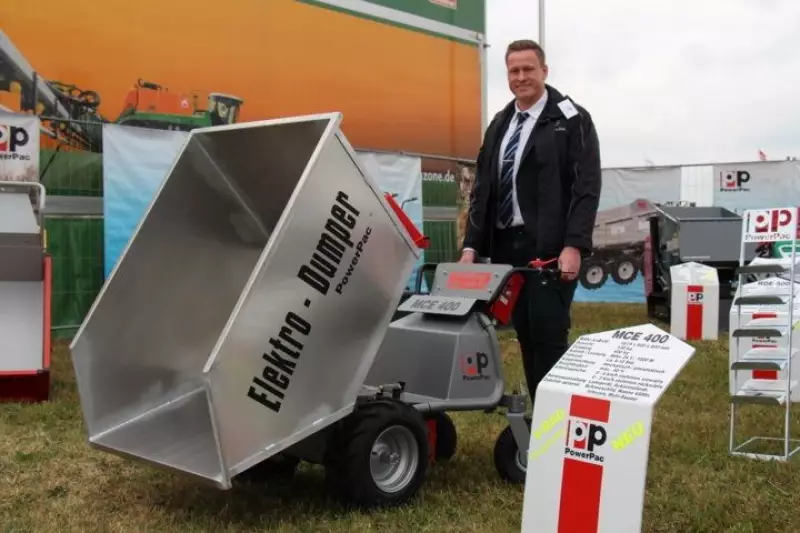 Christian Ubschat, Geschäftsführer von Powerpac zeigte, einen Elektro-Dumper aus seinem Mini-Transportersortiment.