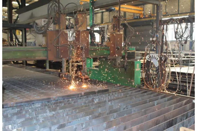 In der Plasmaschneiderei werden die Metalle mit Härtegraden von 400 – 600 HB zugeschnitten.