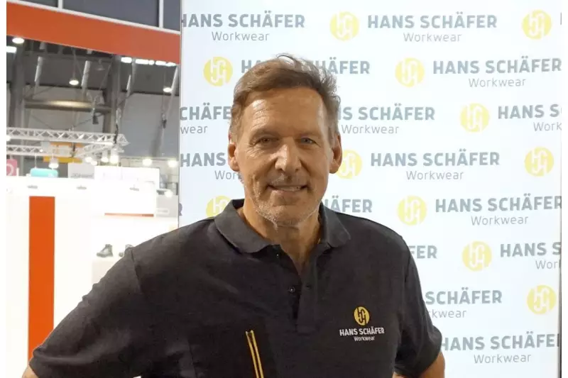 Hollywood-Star Ralf Moeller ist das Werbegesicht von Hans Schäfer Workwear. Mit mehr als 100 Jahren Erfahrung in der Textilbranche bietet das Unternehmen mit Hauptsitz in Bayern hochwertige Arbeitsbekleidung. Quelle: Treffpunkt.Bau