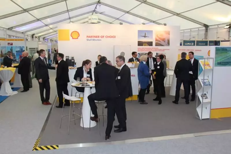 Am Stand des Shell Konzerns informierten sich Besucher über die Bitumenprodukte des Herstellers.