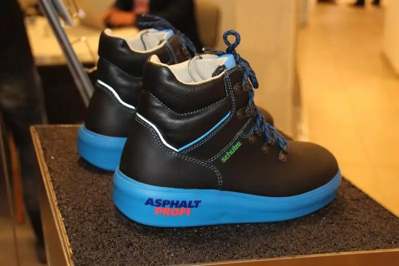 Mit dem „Asphalt Profi“ des Unternehmen Schütze Schuhe können in der Asphaltbranche Tätige über eine Stunde lang auf heißem Asphalt arbeiten.