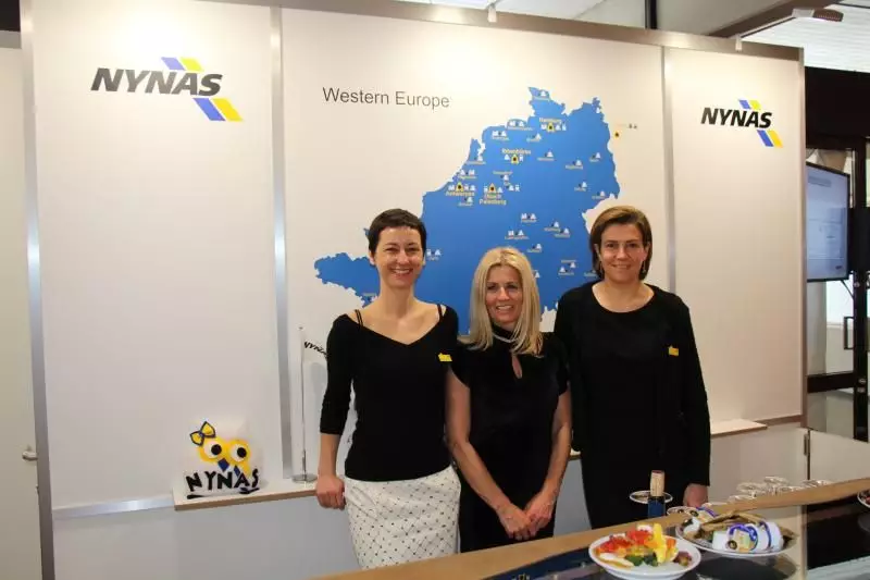 Drei charmante Damen am Stand von Nynas (Früher Nynäs Petroleum), einem schwedischen Hersteller von naphthenischen Ölen (z.B. Transformatorenöl) und Bitumen.