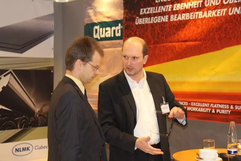 Jörg Langenhuizen, Business Area Manager Quard & QUend im Gespräch mit einem Interessenten.