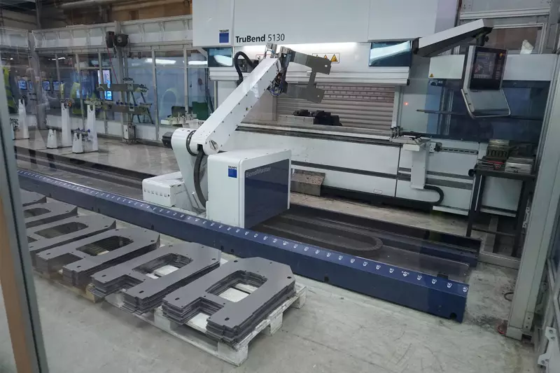 Automation und Fertigungstiefe haben bei Avant großen Stellenwert. Hier sehen wir eine Abkantmaschine mit Bestückungsroboter. Das Unternehmen investierte 3,5 Millionen Euro in diese Produktionsanlage. Quelle: Bernd Mair
