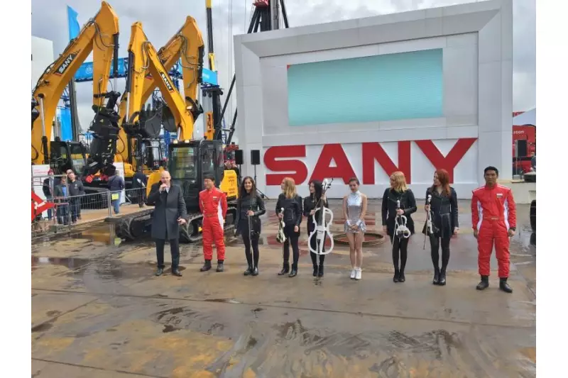 Der chinesische Hersteller Sany spickte die Maschinenvorführungen mit asiatischen Tanz- und Musikeinlagen.