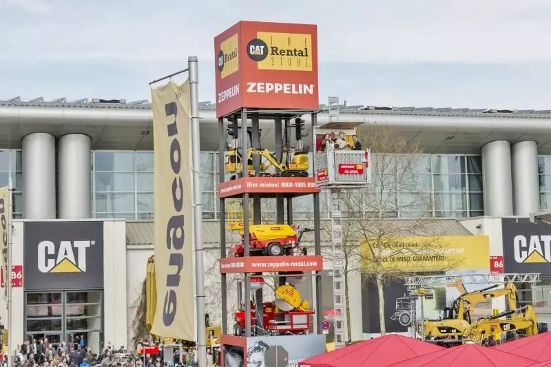 Das Unternehmen Zeppelin konnte in München seine bisherige Erfolgsgeschichte fortführen. Bereits kurz nach Halbzeit wurde der bisherige Messerekord von 2013 in den Schatten gestellt. Im Vorfeld und während der Bauma wurden über 2.666 neue und gebrauchte Baumaschinen sowie Motoren im Wert von 318 Millionen Euro verkauft.