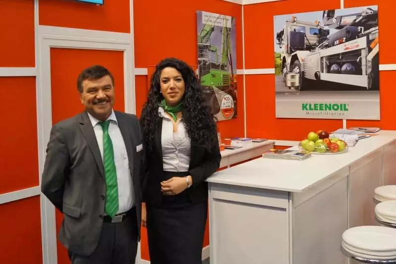 Melike Arslan und Milorad Krstic vom Unternehmen Kleenoil Panolin. Auf der Bauma 2016 zeigte Panolin der breiten Ö¬ffentlichkeit sein „Greenmachine“-Konzept zur Reduktion von CO2.