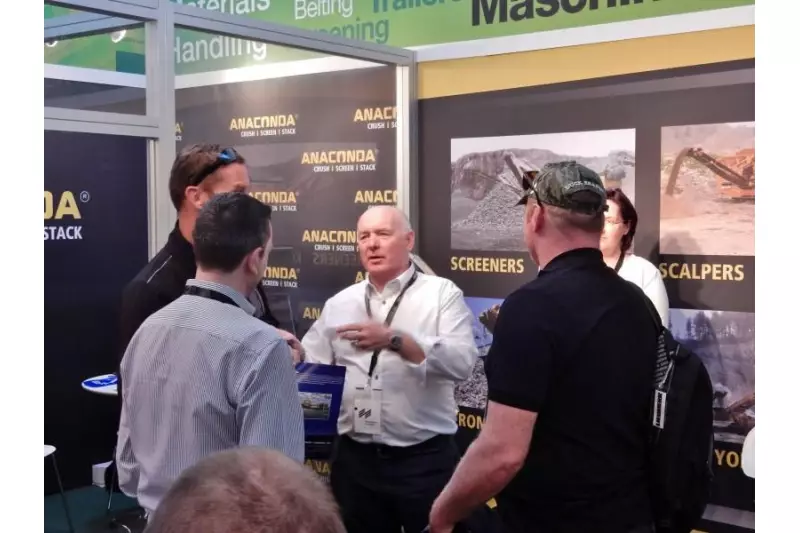 Im Fachgespräch: Michael Burms am Stand des irischen Brechanlagen-Herstellers Anaconda Equipment.