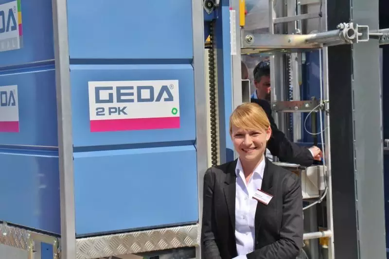 Nadine Kirner vom Marketing unterstützt das Geda-Messeteam.
