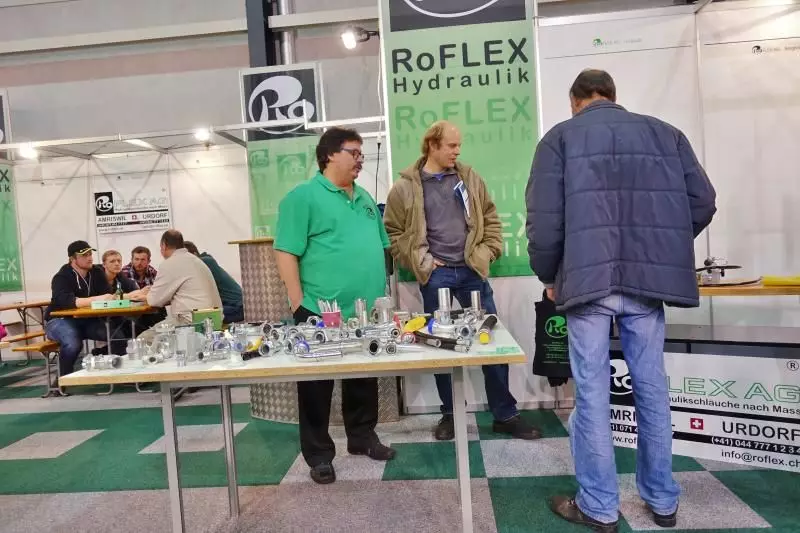 Der Stand von Daniel Rohrer (Bildmitte), Geschäftsführer des Unternehmens Roflex Hydraulik, stieß bei Messebesuchern auf großes Interesse.