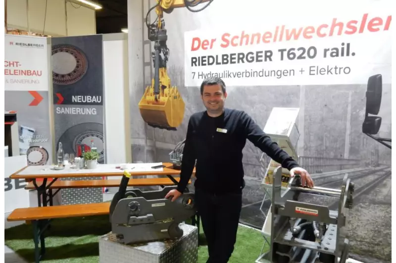 Ausgeklügelte Maschinentechnik wie z.B. die Hydraulikkupplung „coupfix“ präsentierte Markus Riedlberger, Geschäftsführer der Riedlberger GmbH.