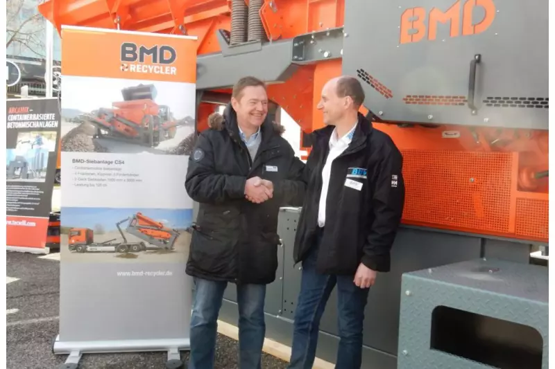 Über die gute Kooperation freuten sich Martin Kriener, Abteilungsleiter Aufbereitungstechnik BMD, und Roland Begert, Geschäftsleitung des Schweizer Händlers BUV.