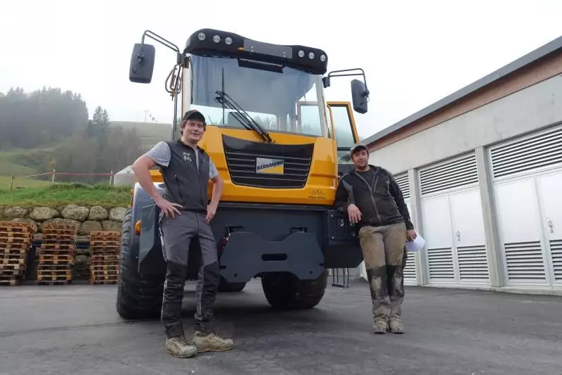 Die Maschinenführer Stefan Rist und Martin Hagspiel (v.l.n.r.) freuten sich darauf, ihre neue Errungenschaft einzusetzen.
