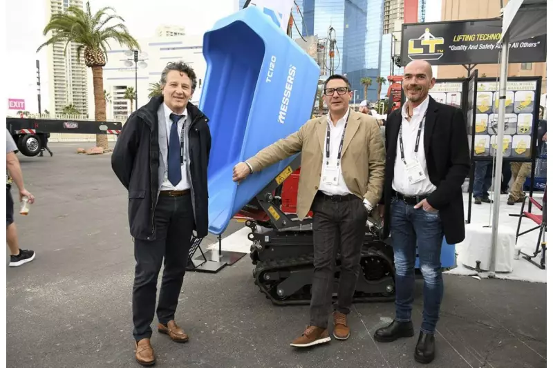 Bis zu 1.200 kg Nutzlast schafft der Messersi Mini-Dumper TC120, den CEO Marco Vignaroli zusammen mit Marco Grucci und Ercole Ciarloni (v. l.) präsentierte.