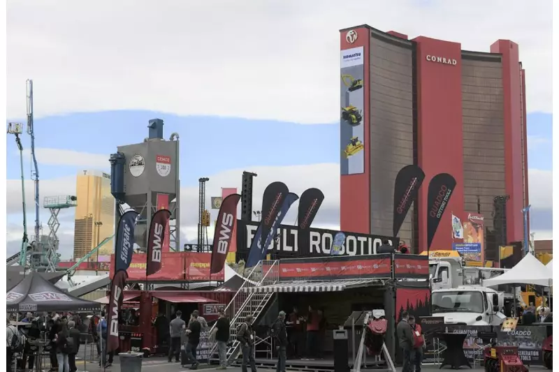 Die Stadt spielt mit beim Messezirkus. Riesige LED-Leinwände allerorten in Las Vegas zeigten Werbung für Baumaschinen.