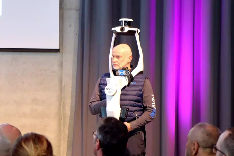 Schultergestützte Vermessung demonstrierten Harald Saeger und Thorsten Klaus (abgebildet) von Navvis. Mit Hilfe der futuristischen Apparatur lassen sich fix 3D-Daten und hochauflösende Panoramabilder erzeugen. Quelle: Treffpunkt.Bau
