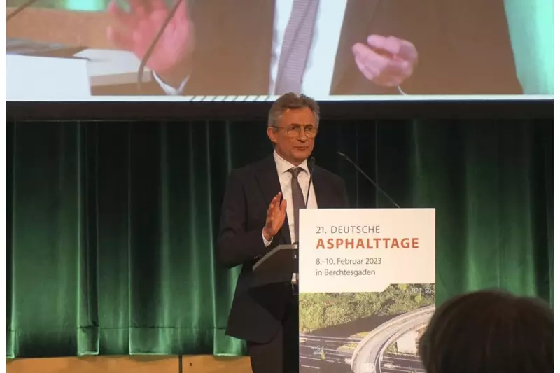 Peter Hübner, Präsident des Hauptverbandes der Deutschen Bauindustrie, sprach in seiner Keynote über die Rolle der Straße als Verkehrsträger im Rahmen der Mobilitätswende.