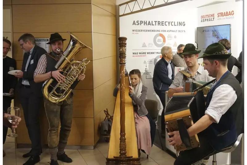 Auch für die musikalische Unterhaltung war gesorgt: Volksmusikanten unterstrichen den traditionellen Charakter, den Branchenkenner mit den Deutschen Asphalttagen verbinden.