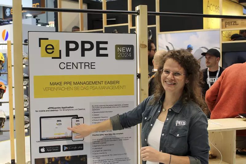 Anette Vogt, Leitung Marketing Petzl Deutschland, erläuterte uns die Vorteile des ePPEcentre. Die Petzl-App erleichtert durch einfaches Scannen der Data Matrix das Management von PSA-Beständen. Quelle: Treffpunkt.Bau