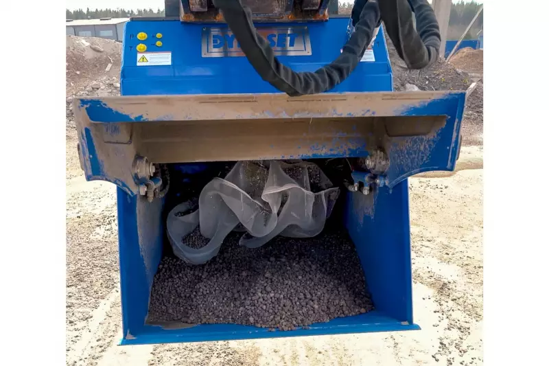 Mit der hydraulischen Recycling-Vakuumschaufel HRVB können Anwender auf Abrissbaustellen Dämmmaterialien sammeln. Dieser spezielle Löffel wurde zum Sammeln von Dämmmaterialien aus Leichtzuschlagsstoffen (LECA) verwendet.
