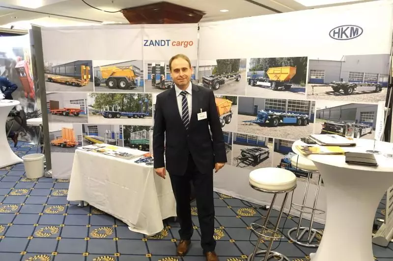 Manfred Zandt, Inhaber des gleichnamigen Unternehmens, lobte das Zusammengehen vor
über ein Jahr mit HKM Anhängerbau aus dem thüringischen Altenburg. Dadurch hat Zandt
Cargo seine Produktpalette für die Branchen Entsorgung und Recycling erweitert.