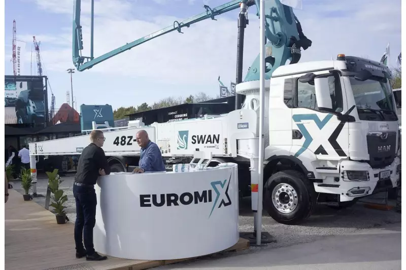 Euromix MTP ist ein deutsches inhabergeführtes Familienunternehmen, welches sich auf die Entwicklung, Produktion und Vermarktung von Nutzfahrzeugaufbauten für die Beton- und Schüttgut-Branche spezialisiert hat. Auf der bauma zeigte der Hersteller als Weltpremiere die Betonpumpe Swan 48Z-5. Quelle: Treffpunkt.Bau