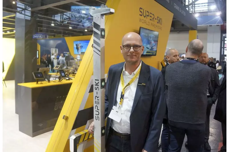 Andreas Velten, Geschäftsführer MOBA Mobile Automation, präsentierte den neuen Ultraschallsensor MOBA Super Ski. Er ist einfacher anzuwenden als der Big Sonic-Ski, da er nur noch aus drei Anbauteilen mit einem Gesamtgewicht von etwa 30 kg besteht. Quelle: Treffpunkt.Bau