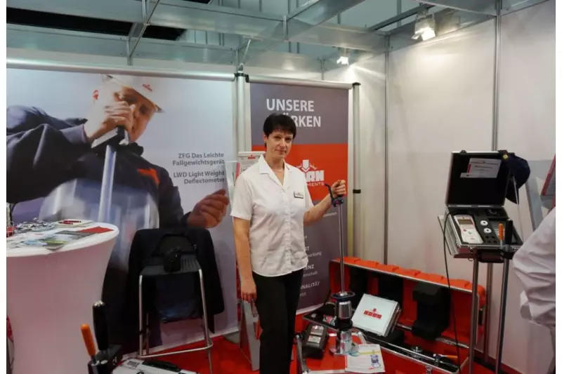 Zorn Instruments hat sein leichtes Fallgewichtsgerät Zorn Mini vorgestellt. Hier mit Jeanett Czinzoll, Marketing & PR Deutschland.