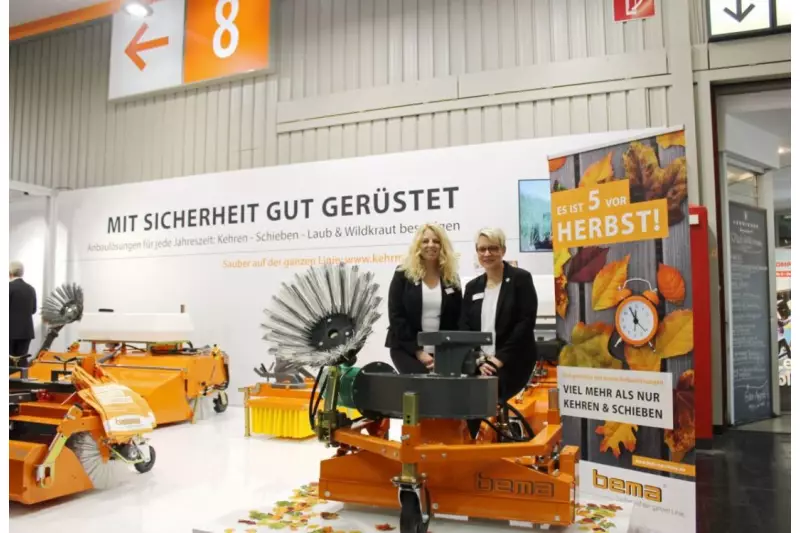 Nicole Pöttering (l.), Marketing, und Sonja Koopmann, Geschäftsführerin von Bema, mit der neuen, individuell konfigurierbaren Bema Saug-Kehrdüse.