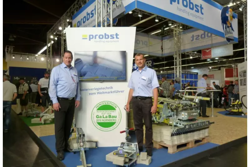 (V.l.) Christian Kahlert, Leiter Vertrieb D-A-CH & Marketing, und Holger Merholz, Bereichsleiter Vertrieb & Marketing, präsentierten den „Safe¬Flex”, für den die Firma Probst den Innovationspreis der GaLaBau verliehen bekommen hat. 