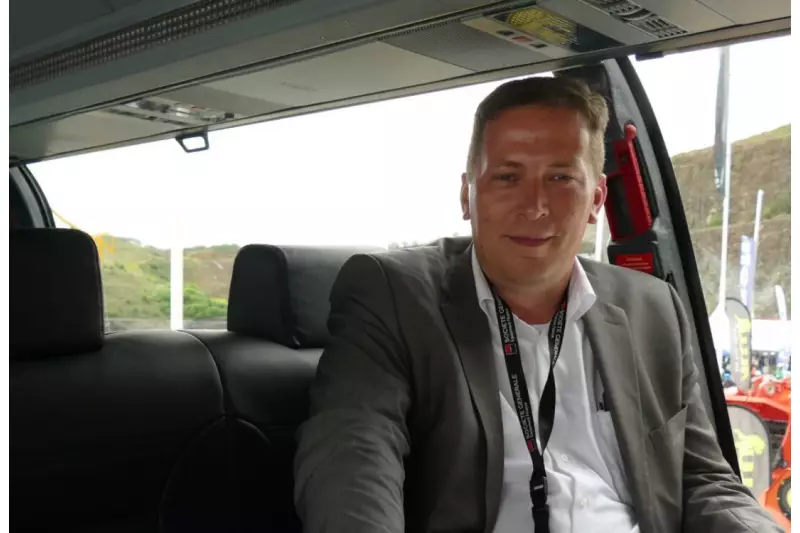 André Rolfes, Leiter des Kompetenzcenters Bau der GEFA, auf der Steinexpo. Der Messebus dient der Bank als mobile Außenstelle.