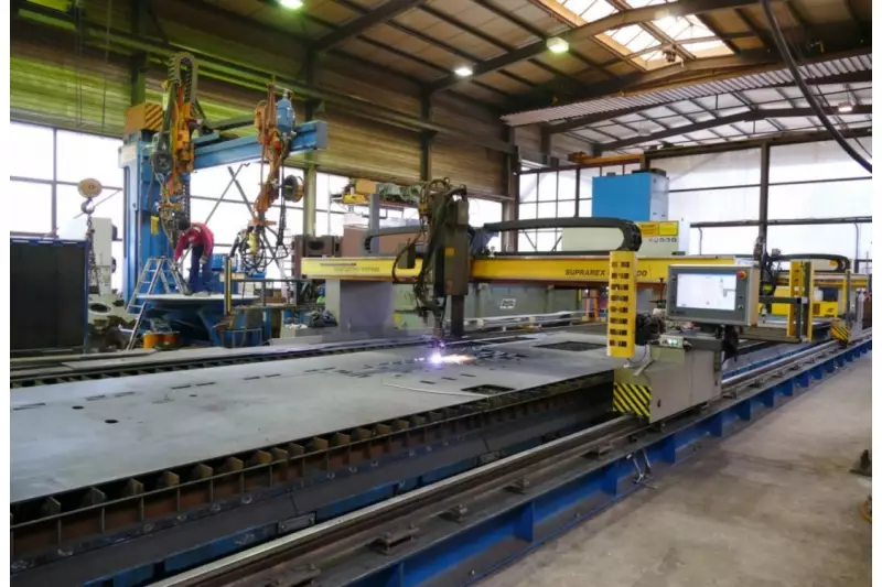 Moderne Roboter schneiden per Plasmastrahl exakt die Stahlplatten in Form. Hier dient die Automatisierung der Qualität und ist auch wirtschaftlich sinnvoll.