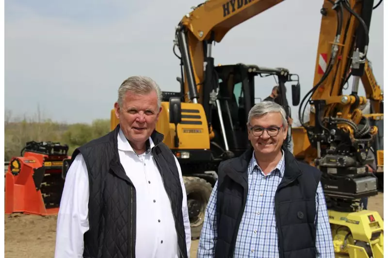 (V.l.) Martin Werthenbach, Vertriebsleiter Hydrema Deutschland, und Heinrich Odenwälder, Geschäftsführer der Odenwälder Baumaschinen GmbH. Odenwälder ist überzeugter Hydrema-Händler.
