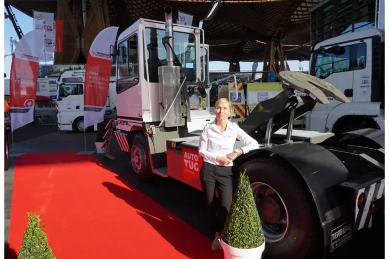 Berit Geppert, Assistenz Leitung Vertrieb & Marketing Terberg Spezialfahrzeuge, zeigte auf der IAA mit bewährten Mitausstellern sowohl Trucks als auch Mitnahmestapler.
