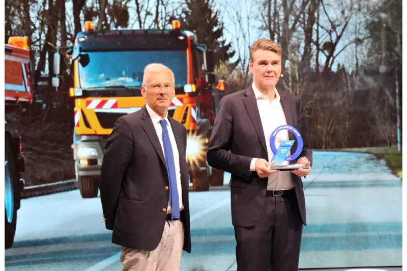 MAN Truck & Bus Geschäftsführer Joachim Drees (r.) hat den Truck Innovation Award auf der IAA Nutzfahrzeuge von Jury-Präsident Gianenrico Griffini entgegengenommen. Das fahrerlose Absicherungsfahrzeug auf Autobahnen „aFAS“ konnte die Jury überzeugen.