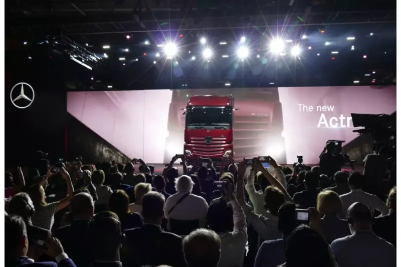 Ein neuer Star mit Stern. Den neuen Actros begrüßte ein Blitzlichtgewittersturm. Mit diesem Lkw bringt Mercedes-Benz Trucks das teilautomatisierte Fahren in Serie und 60 Innovationen auf die Straße.