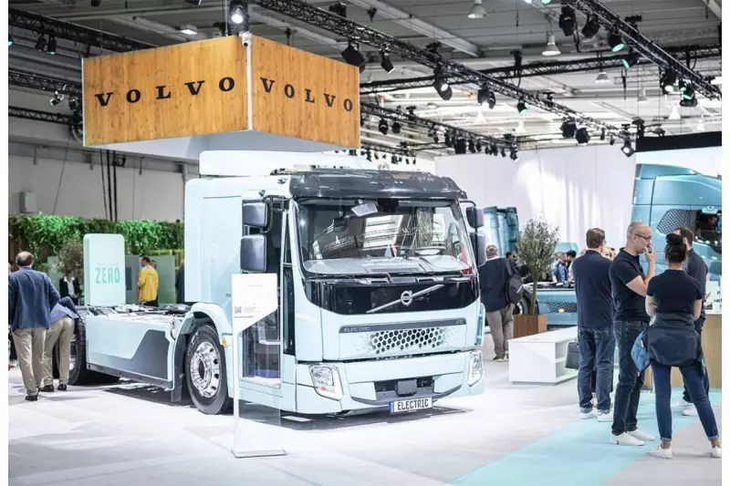 „Towards Zero“ – null Emissionen und null Unfälle -, lautete das Leitthema von Volvo Trucks. Volvo Trucks hat eines der breitesten Angebote der Branche an Elektro-Lkw und präsentiert dieses mit drei schweren und zwei mittelschweren Lkw-Modellen. Quelle: Messe Hannover
