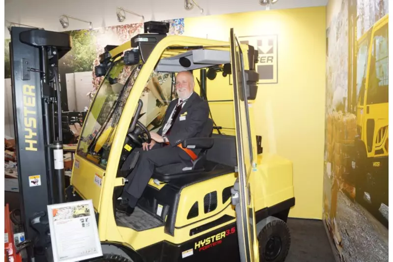 David Reeve, Industry Manager bei Hyster Europe, zeigte in München maßgeschneiderte Lösungen für die Abfallwirtschaft und die Recyclingindustrie. Darunter auch Anbaugeräte wie Rollenklammern und Greifadapter.