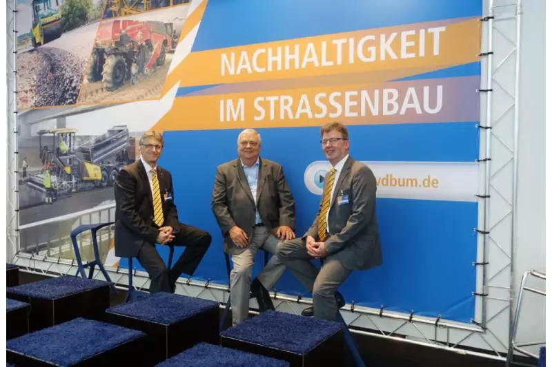 Rainer Oschütz (Mitte) sprach mit Dieter Schnittjer, Geschäftsführer des VDBUM (l.), und Wolfgang Lübberding, Geschäftsstellenleiter des VDBUM, über die Möglichkeiten des nachhaltigen Straßenbaus