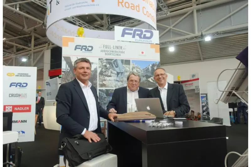Horst Nitezki (Mitte), Verkaufsleiter FRD Germany, und sein Vertriebsteam freuten sich über den
Besuch der Treffpunkt.Bau-Redaktion.
