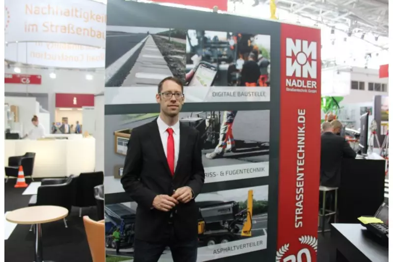 Florian Mayr von Nadler Straßentechnik führte die neue Software Q-Point zur digitalen Steuerung einer Baustelle vor.