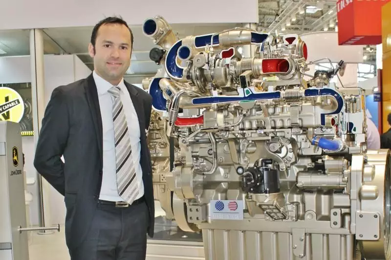 Philipp Contault, Marketingverantwortlicher bei John Deere Powersystems, vor der neuesten Motorengeneration.
