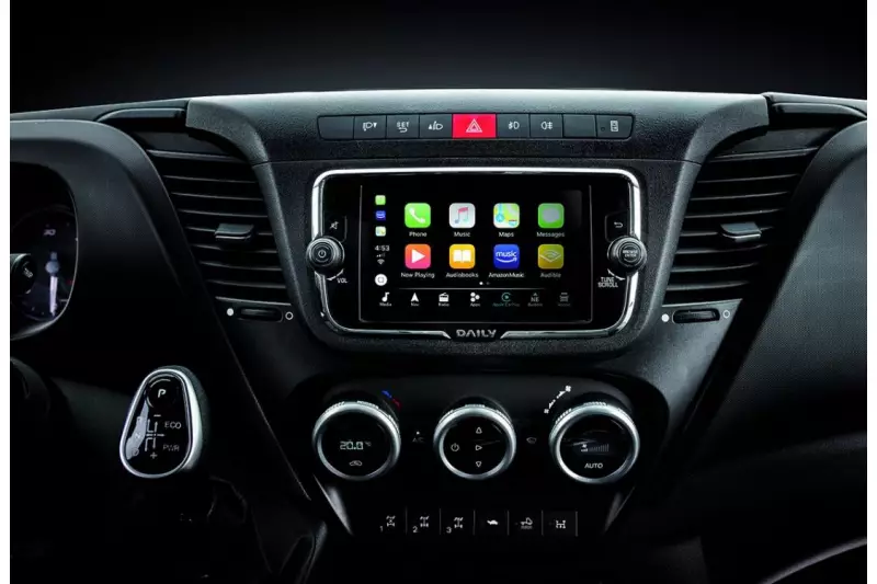 Smart at heart: Via Apple CarPlay und Android Auto haben Nutzer des Iveco Daily Zugriff auf ihre Apps sowie ein benutzerfreundliches Infotainment-System mit 7”-Display, DAB-Radio, Navigationssystem und vielem mehr. Quelle: Iveco