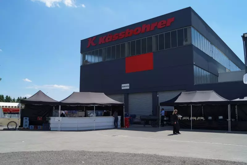 1998 eröffnete Kässbohrer ein erstes Werk in Goch. Mit der neuen Produktionsstätte in Ulm steht nun ein weiteres Vertriebs-, After-Sales und Service-Center mit einer Gesamtfläche von 100.000 m² zur Verfügung.