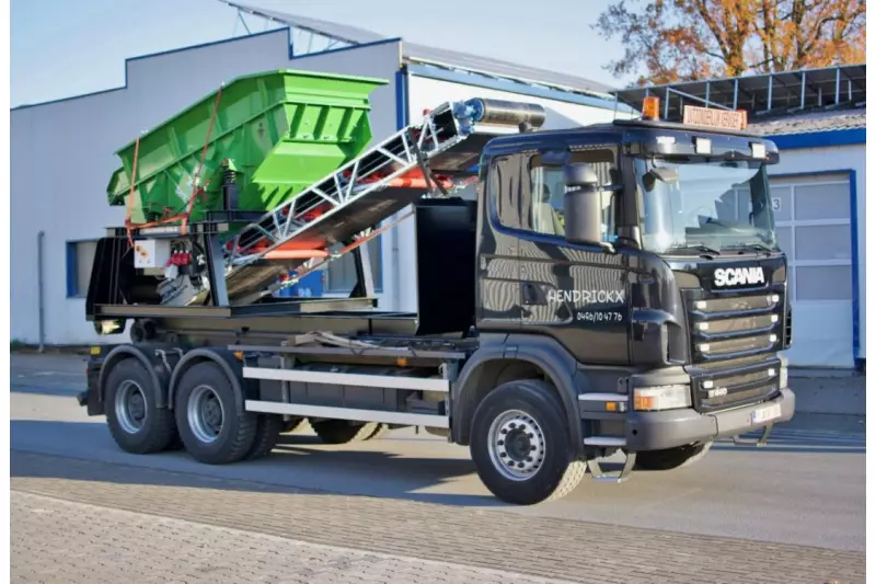 Die hakenliftmobile Anlage CM3012 von Klöckner auf Demotour in Belgien. Was alle Interessenten begeistert: Nach dem Absetzen und Stromanschließen ist das Sieb sofort einsatzbereit.