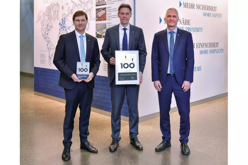 Die Layher Geschäftsführer Tobias Dürmeier, Wolf Christian Behrbohm und Stefan Stöcklein nahmen die Auszeichnung als Top-Innovator 2024 stellvertretend für das gesamte Layher Team entgegen (v. l. n. r.).