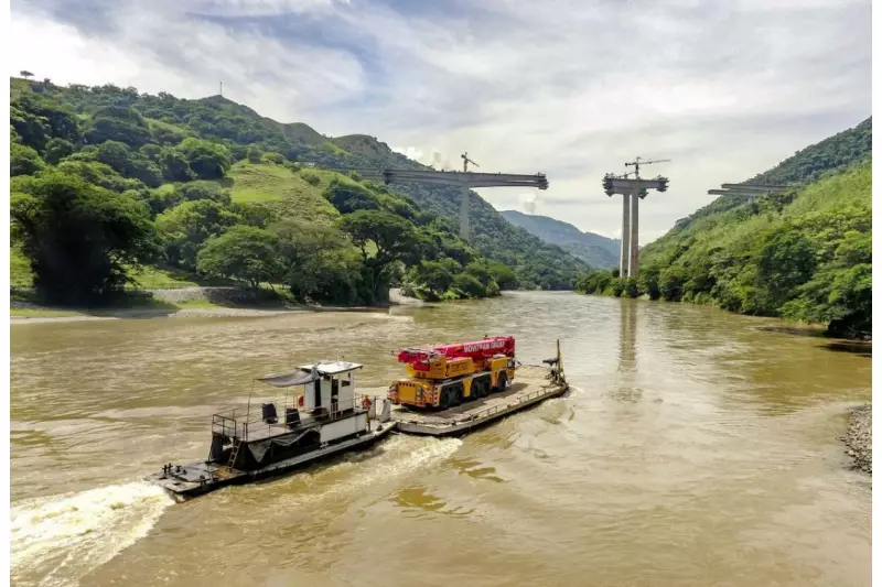 Ausnahmeprojekt: Ein LTM 1220-5.1 von Movitram schwimmt per Barge acht Kilometer auf dem Fluss Rio Cauco in Kolumbien.