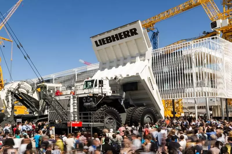 Zwei der beliebtesten Fotomotive waren in diesem Jahr zwei Ausstellungsstücke des Unternehmens Liebherr: Der 395 t schwere Mining Truck T 264 und der Miningbagger R 9200.