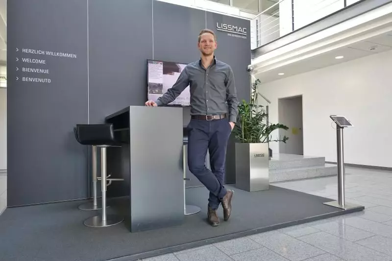 Sebastian Häfele, Marketingleiter bei Lissmac, stand dem Redaktionsteam beratend zur Seite. Das Bad Wurzacher Unternehmen umfasst vier Bereiche: Bautechnologie, Metallbearbeitung, Handhabungssysteme und Anlagenbau.